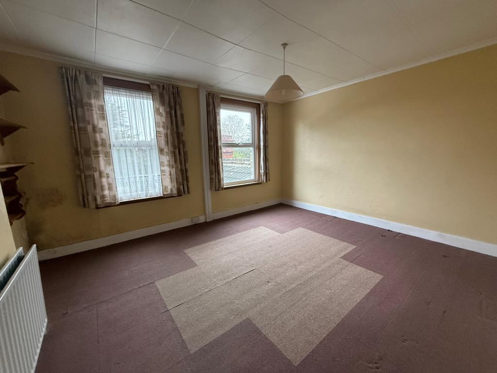 Lot: 154 - TWO-BEDROOM END-TERRACE HOUSE FOR IMPROVEMENT - Bedroom with two windows with views of garden